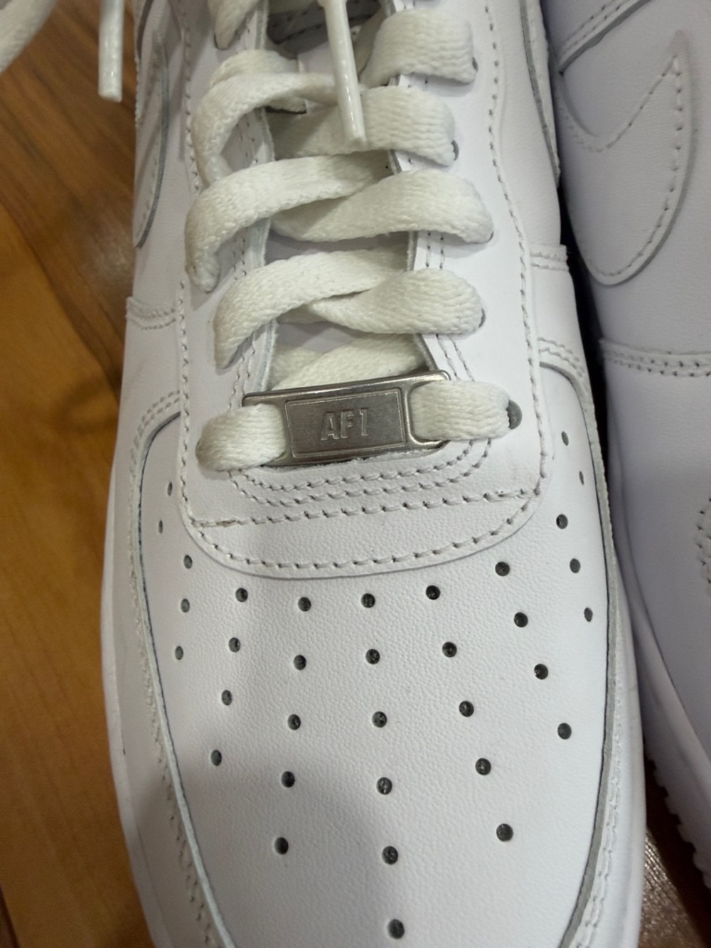 Nike Men’s White Low-Top Leather AF1/Air Forces-sneakers - Picture 2 of 11